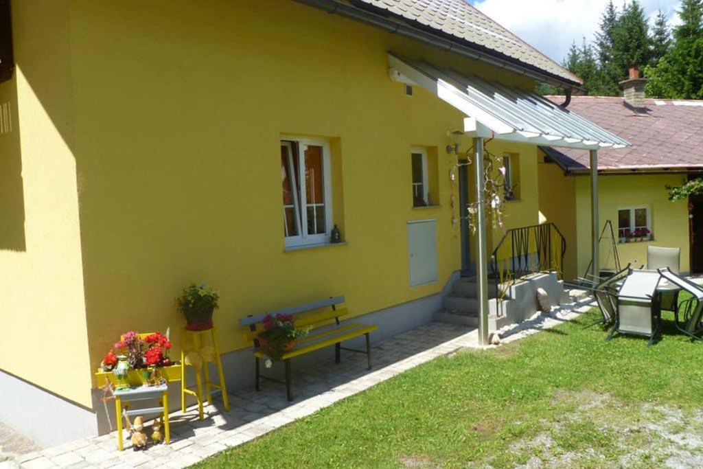 Gemuetliches Ferienhaus Am Waldrand Трёполах Экстерьер фото